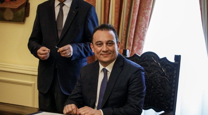 Εργα και όχι λόγια, κύριε υφυπουργέ Αποδήμων…