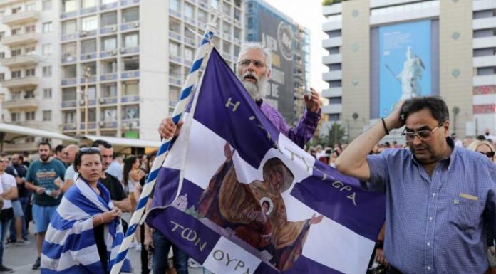 Οι Ελληνες στις πλατείες: “Προδότες πολιτικοί, παραιτηθείτε!”