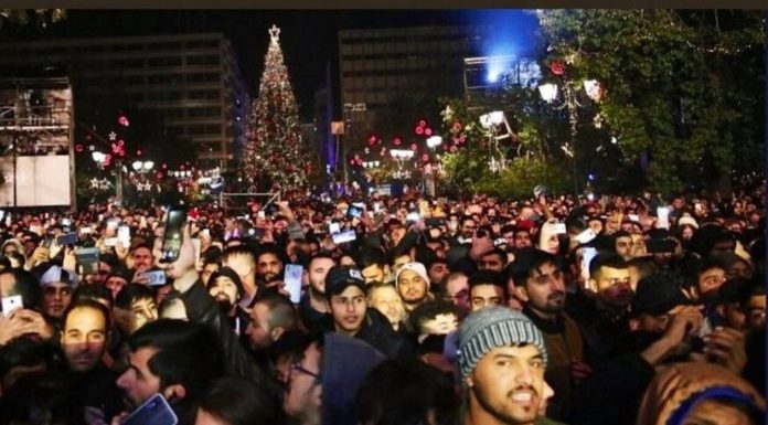 Γιατί η Ελλάδα άφησε τους μουσουλμάνους να παρανομούν πρωτοχρονιάτικα στο Σύνταγμα;