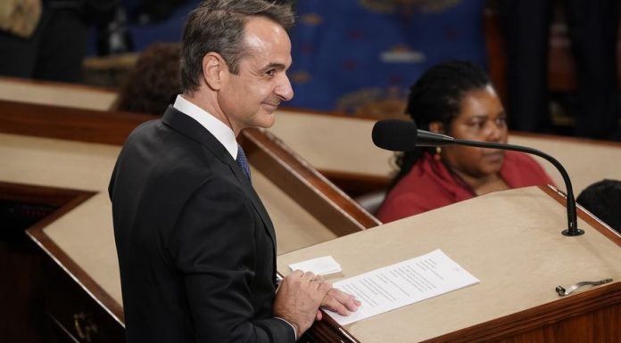 Ομιλία υποτέλειας και εξωφρενικό «γλείψιμο» στους Αμερικάνους