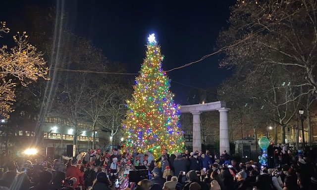 A Heart-Warming Xmas Tree Lighting At Athens Square!!