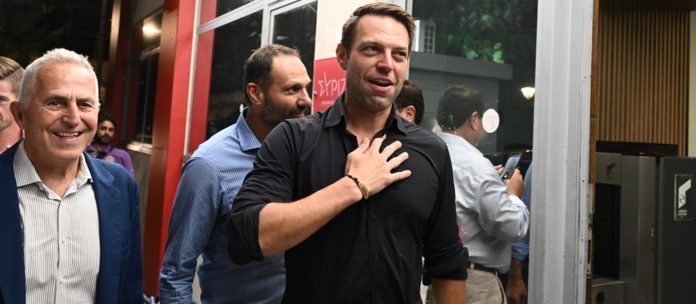 Πως βρέθηκε ο ναύαρχος Αποστολάκης στο πλευρό του Κασσελάκη…