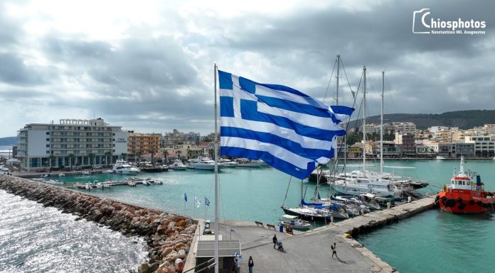 Υψώθηκε στη Χίο η μεγάλη γαλανόλευκη για τον εορτασμό της 28ης Οκτωβρίου