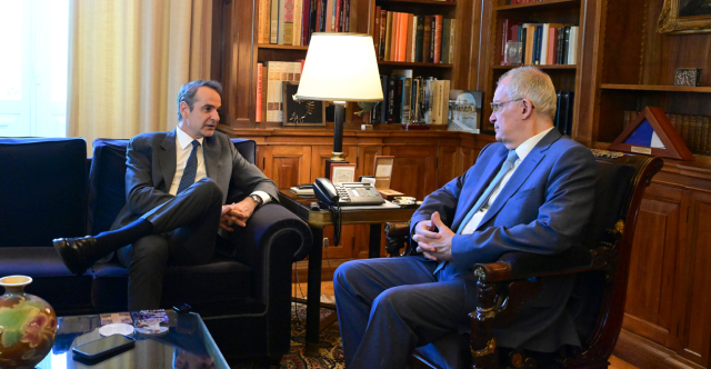 Mitsotakis Proposes Ending the Tenure of Civil Servants