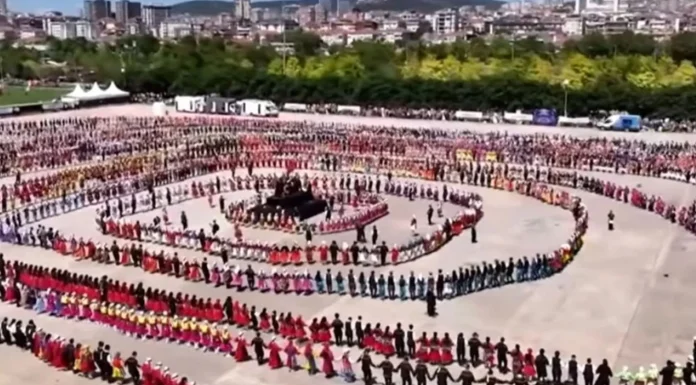 Turks Set Guinness World Record with a “Stolen” Pontic Dance!