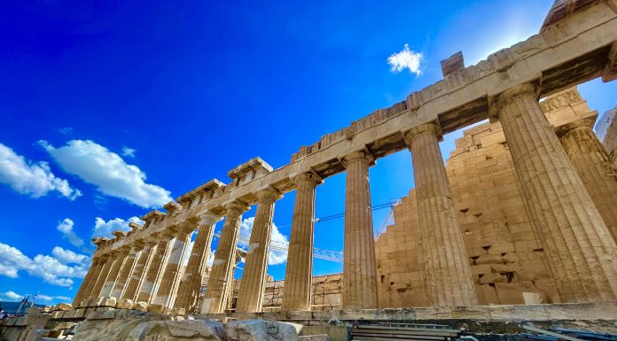 Η Ζωή Τραβάει την Ανηφόρα